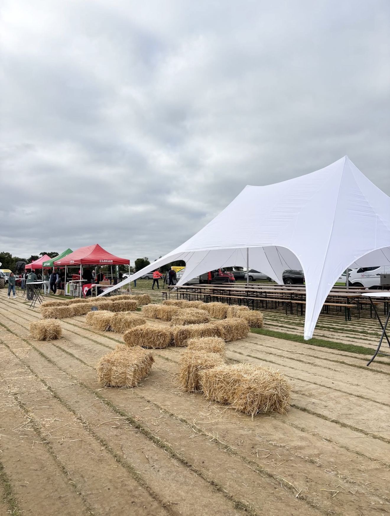 Tente étoile 16 x 22 m avec mange debout et percolateur à café